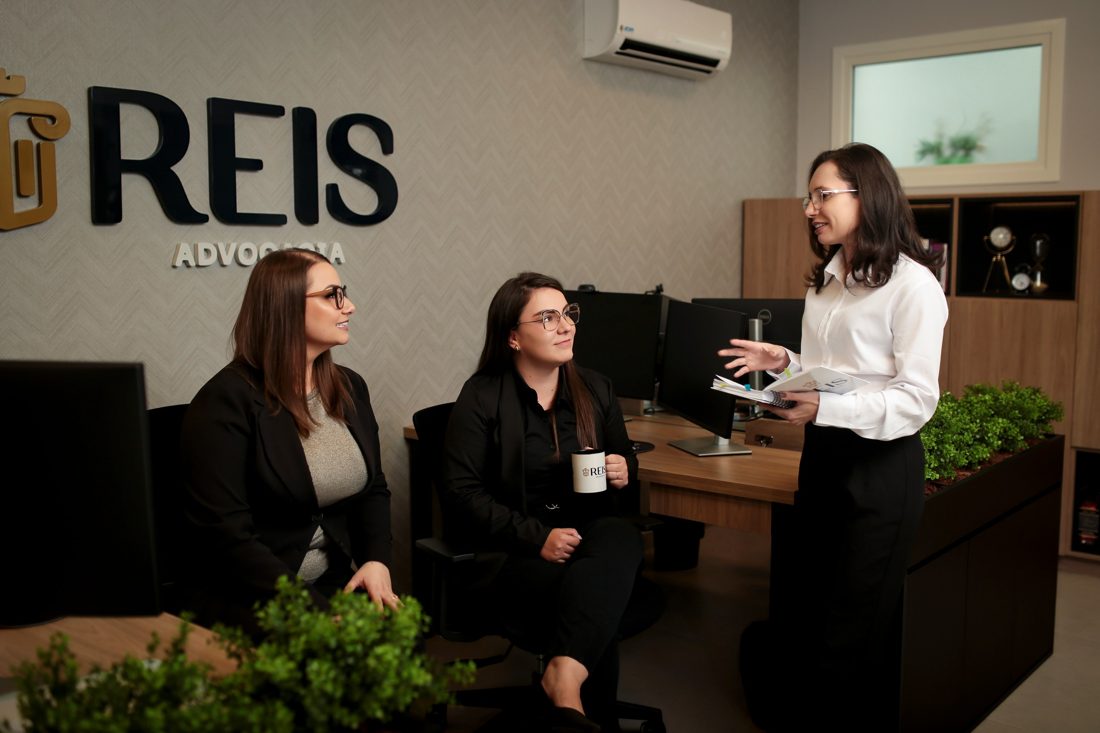 Advogada da Reis Advocacia orientando a equipe